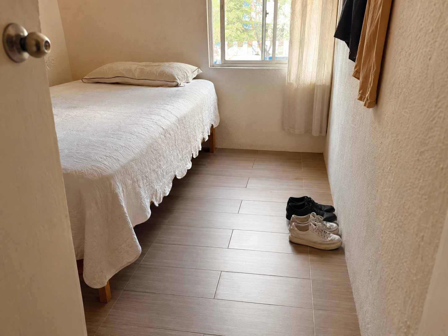 Piso libre alrededor de la cama en una recámara pequeña